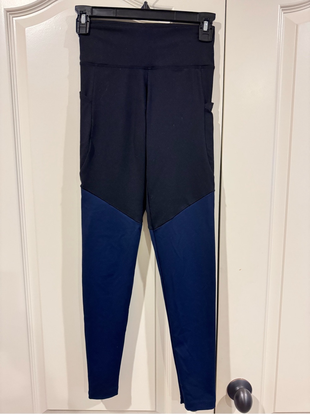 Tommy John Two-Tone Blue and Black leggings with pockets